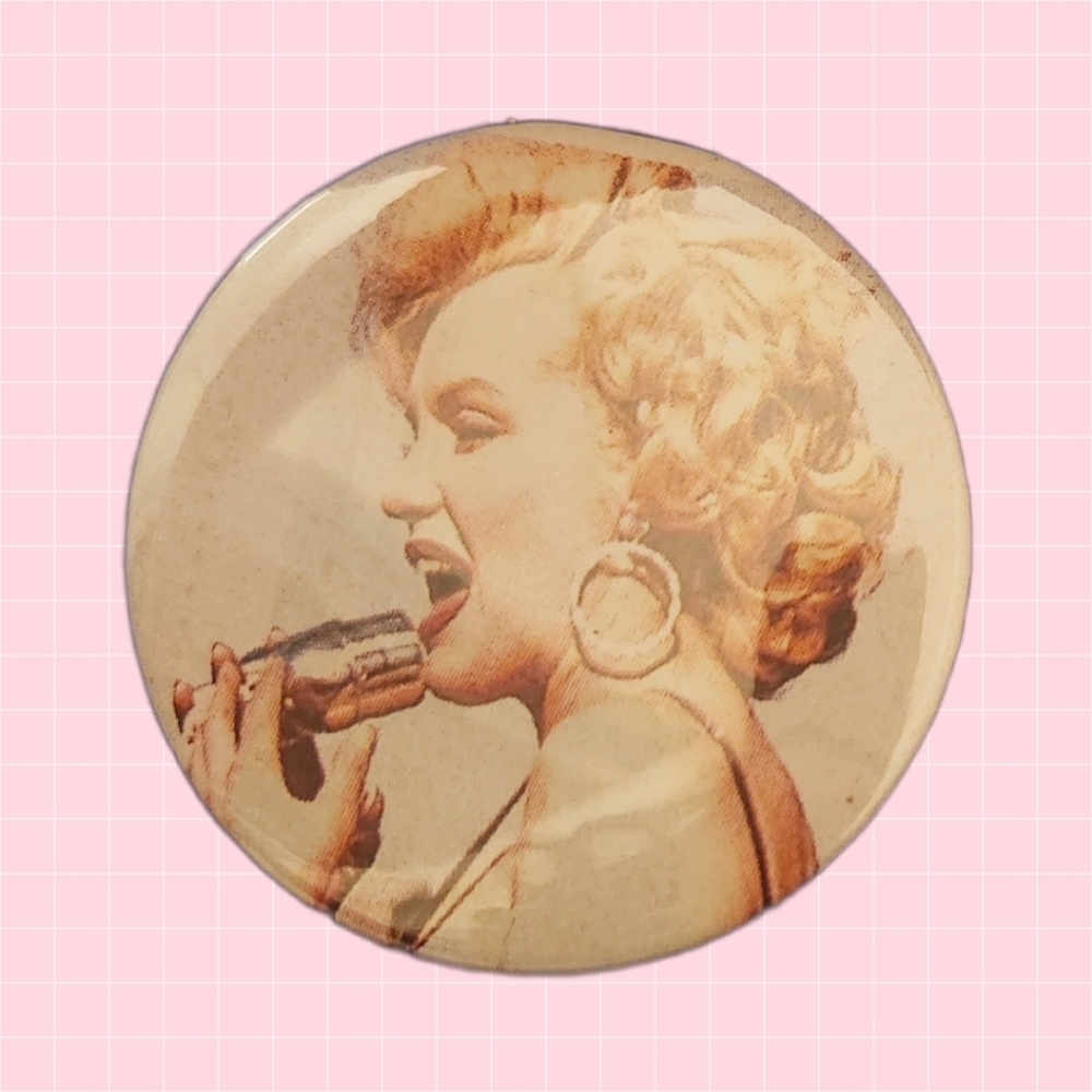 Marilyn Monroe Singing 2" Pin